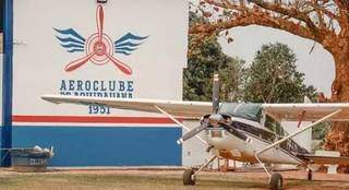 Aeronave estacionada em Aeroclube de Aquidauana (Foto: Divulgação)
