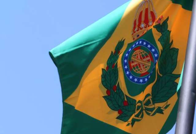 Com defensor da monarquia no comando, TJ hasteia bandeira do Brasil Imp&eacute;rio