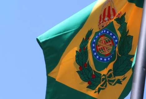 Com defensor da monarquia no comando, TJ hasteia bandeira do Brasil Império