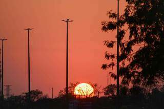 Nascer do sol visto da Avenida Ministro João Arinos, na região leste da Capital. (Foto: Henrique Kawaminami)
