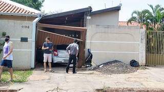 Motorista passa mal, destr&oacute;i port&atilde;o e invade garagem de casa em avenida 