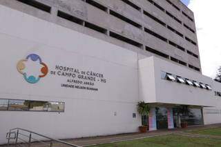 Sede do Hospital de Câncer Alfredo Abrão, em Campo Grande. (Foto: Kísie Ainoã/Arquivo)