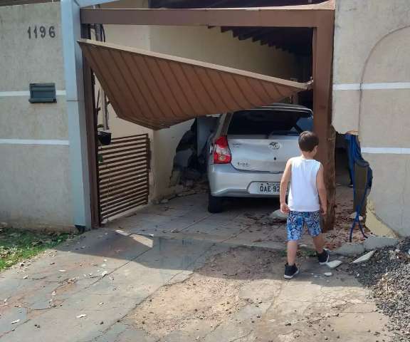 Motorista passa mal, destr&oacute;i port&atilde;o e invade garagem de casa em avenida 
