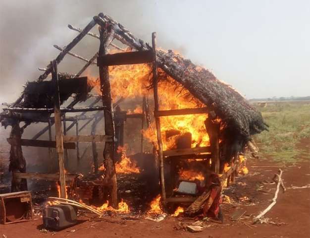 Indigenas acusam seguran&ccedil;as de incendiar casa pela terceira vez em uma semana