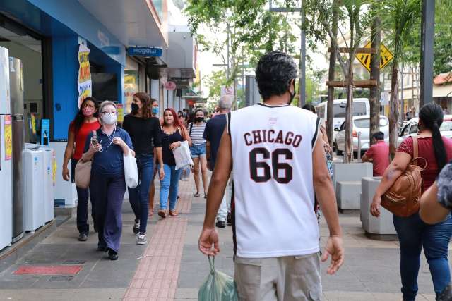 Com movimento at&iacute;pico no Centro, v&eacute;spera de feriado foi dia de pagar contas 
