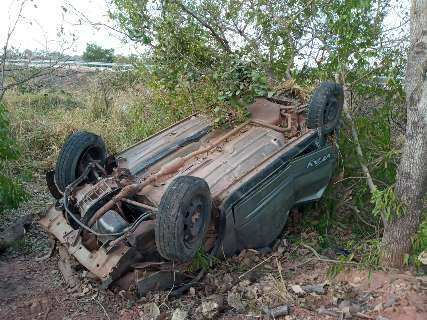 Motorista perde controle em curva, capota e cai em ribanceira na BR-359