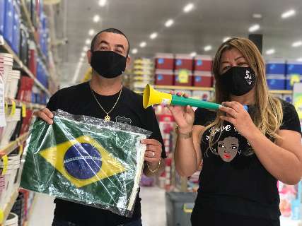 Manifestantes limpam estoque verde e amarelo que sobrou da Copa do Mundo 