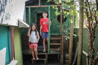 As crianças em frente à casinha que pertence à Nicolas. (Foto: Marcos Maluf)