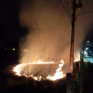 Imagens do início do incêndio na noite de ontem (5). (Foto: Direto das Ruas)