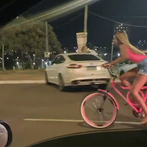 Thamires acorda e descobre que viralizou empinando bike cor de rosa 