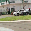 Perseguição com troca de tiros termina com 3 presos em Hilux lotada de droga