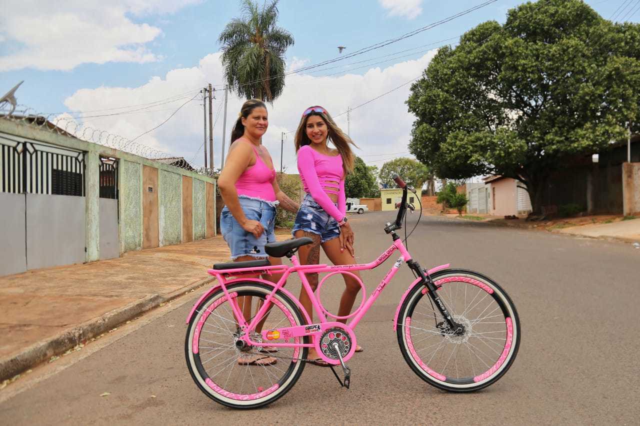 Thamires acorda e descobre que viralizou empinando bike cor de