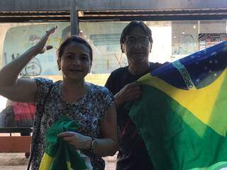 Contador Juscélio da Cruz e a esposa, comprando produtos verde e amarelo para manifestação. (Foto: Bruna Marques)