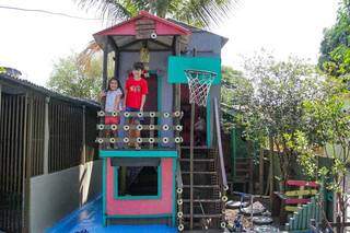Nicolas e Eloisa em cima da casinha feita especialmente para eles se divertirem em casa. (Foto: Marcos Maluf)