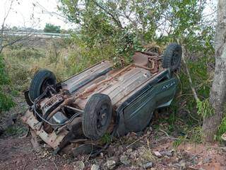 Carro caiu em meio a vegetação, às margens de rodovia. (Foto: Sidney Assis)