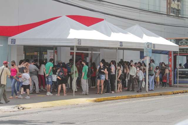 Espera por atendimento gera aglomera&ccedil;&atilde;o e fila em frente &agrave; ag&ecirc;ncia 