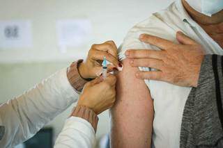 Morador sendo vacinado contra a covid-19 na Capital. (Foto: Henrique Kawaminami)