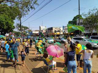 Bolsonaristas durante protesto nesta terça no centro de Dourados (Foto: Adilson Domingos)