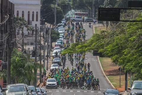 De bike, moto, caminhão, carro e até cavalo, manifestantes saem pela Afonso Pena