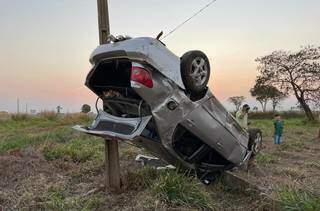 Carro capotou e parou em poste de concreto às margens da rodovia (Foto: Nova News)