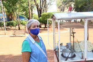 Moradora do Aero Rancho, a vendedora de pipoca Elza Almorone da Silva, de 60 anos, deixou o material verde amarelo de lado e investiu na venda de pipoca. (Foto: Paulo Francis)