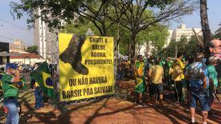 Placa incita atuação de Bolsonaro. (Foto: Cristiano Arruda)