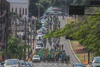 Grupo de ciclistas passou pela Praça do Rádio e tomou a frente da manifestação pela Afonso Pena (Foto: Marcos Maluf)