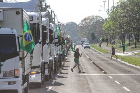 Buzinaço de caminhões e em praça são "esquenta" de manifestação na Capital