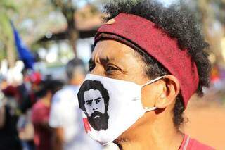 Manifestante com máscara em homenagem ao ex-presidente Lula. (Foto: Paulo Francis)