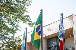 Adotada desde 1889, Bandeira da República Federativa do Brasil (ao centro) voltou ao TJ/MS. (Foto: Henrique Kawaminami)