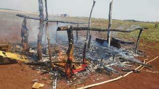Barraco que foi destruído pelo fogo. (Foto: Povo Guarani Kaiowá)