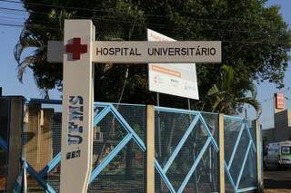 Entrada do Hospital Universitário, em Campo Grande, que funciona como método de ensino a alunos de cursos da saúde da UFMS. (Foto: Kísie Ainoã/Arquivo)