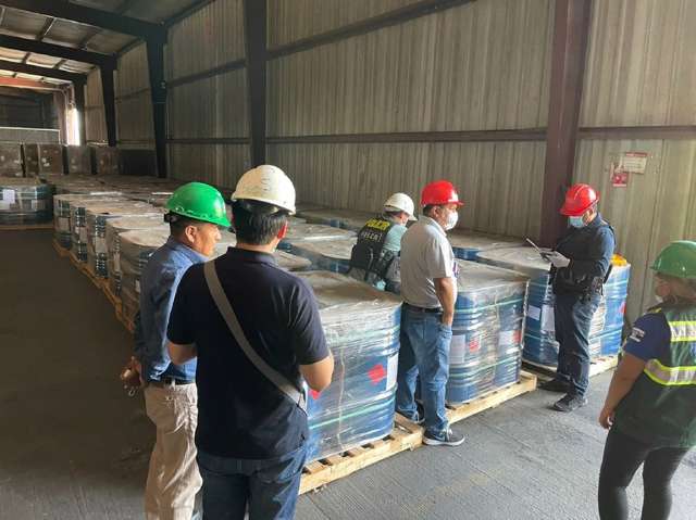 Pol&iacute;cia apreende 33 mil litros de produto qu&iacute;mico usado para refinar coca&iacute;na