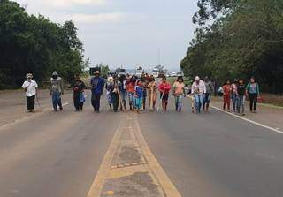 Índios durante bloqueio em Caarapó; todas as rodovias estão liberadas (Foto: Direto das Ruas)