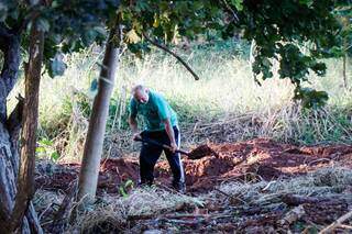 Cleber, que está preso desde 15 de maio de 2020, escava local onde enterrou uma das vítimas. (Foto: Henrique Kawaminami)