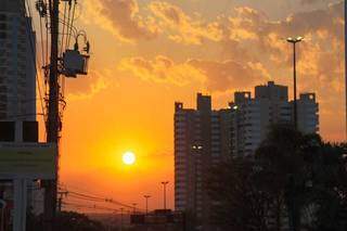 Sol brilha forte no início da manhã desta quarta-feira, na Afonso Pena. (Foto: Henrique Kawaminami)