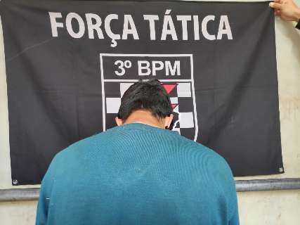 Rapaz se entrega &agrave; pol&iacute;cia e confessa ter matado padrasto a golpes de faca