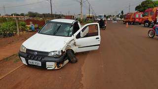 Fiat Strada ficou com a lateral destruída, após batida em moto. (Foto: Adilson Domingos)