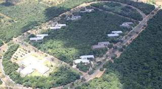 Parque dos Poderes, que está inserido no Parque Estadual do Prosa, visto de cima. (Foto: Governo de MS/Divulgação)