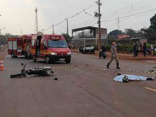 Bombeiros no local onde motociclista morreu atropelado por picape. (Foto: Adilson Domingos)