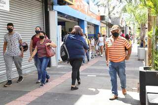 Pessoas usando máscaras no centro de Campo Grande. (Kísie Ainoã)