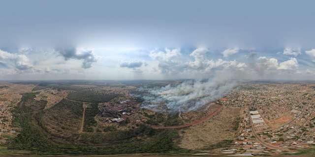 Inc&ecirc;ndio em terreno de sider&uacute;rgica come&ccedil;ou com queda de poste