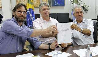 Renato Roscoe, do Instituto Taquari Vivo, Jaime Verruk e Reinaldo Azambuja com mapeamento em mãos. (Foto: Divulgação)