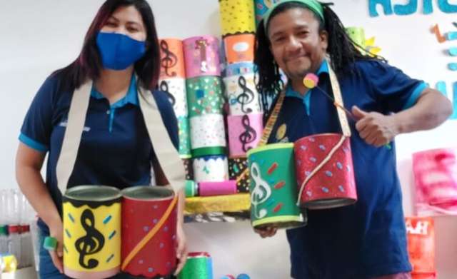 Professores reciclam e criam instrumentos para aluno estudar m&uacute;sica em casa