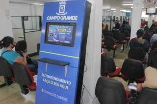 Trabalhadores aguardando atendimento na sede da Funsat, localizada na região central. (Foto: Arquivo/Campo Grande News)