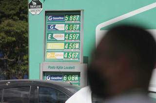 Consumidor em posto de combustíveis visualizando os preços no local. (Foto: Marcos Maluf/Arquivo)