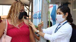 Mulher é vacinada contra covid em Campo Grande. (Foto: PMCG)