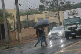 Pancadas de chuva acumulam 10 mil&iacute;metros de &aacute;gua nesta manh&atilde;