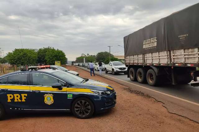Protesto de caminhoneiros fecha rodovias em MS
