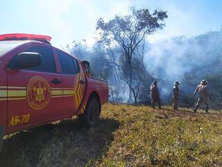 Militares do Corpo de Bombeiros durante ação de combate a incêndios em vegetação. (Foto: Divulgação)